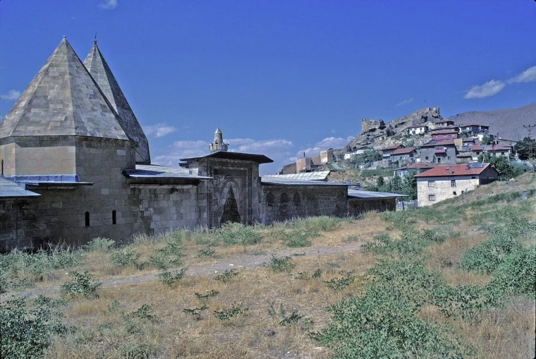 Sivas Divriği Ulu Camii ve Darüşşifası'nın kümbetli cephesi ve Divriği Kalesi