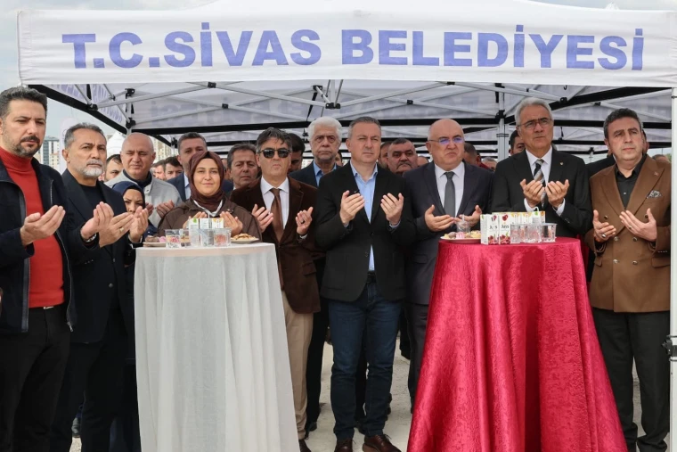 Sivas Eğri Köprü'deki Sokak Lezzetleri Binası temel atma töreninde protokol dua ediyor